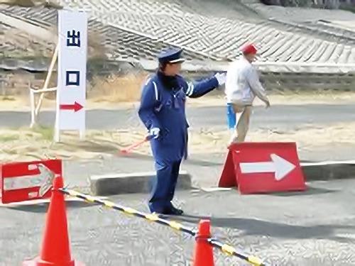 夜間交通誘導／中高年の男性スタッフ活躍中！日払い・週払いOKでシッカリ稼ごう♪年齢・経験不問夜間交通誘導スタッフ