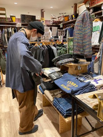 多数のブランドを扱うのもセレクトショップならでは♪
“お店のファン”として働くスタッフもいるんですよ☆