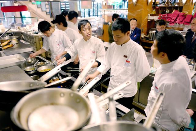 業績好調につき、楽しい仲間を増員募集！経験者優遇！駅直結で通勤便利！洋食調理（キッチン）スタッフ