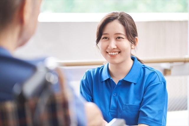 【介護スタッフ】高時給1600円!月収26万円以上可能!人柄重視採用/20〜50代の方が多数活躍中