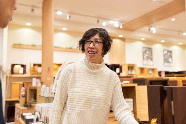 お客様のお話を親身に伺ったうえで、それぞれに合った品をご提案していきましょう。