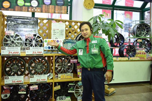 店内はタイヤの他にもカー用品でいっぱい。働いていると自然に車に詳しくなれちゃいますよ☆