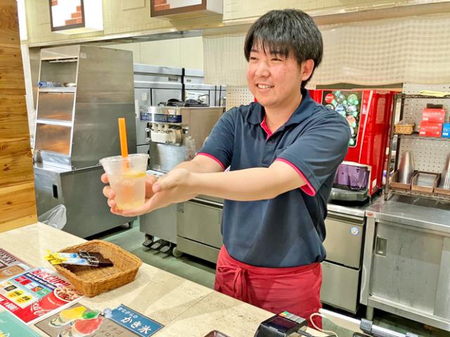 【大量募集中】ブルーメの丘で働こう♪シフトの融通バツグン！未経験OK！年齢不問◎テーマパークの飲食店スタッフ