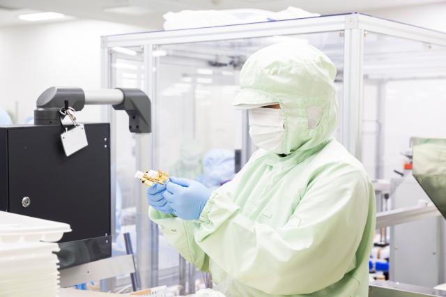 嬉しい≪土曜・日曜・祝日休み≫！！　賞与などの≪福利厚生≫もシッカリしているから、安心して働けます♪化粧品の製造スタッフ