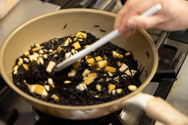 料理教室でプロの技を学び、自分たちでメニューを考案。試食はパートさんも含め全員で行います。