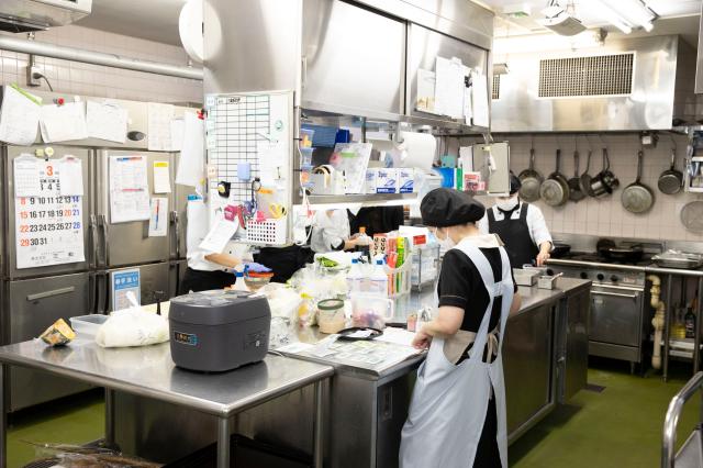 「今日は何作る？」休憩中の自炊もOK。雑談も楽しみながら、ピリピリした空気とは無縁で働けます◎