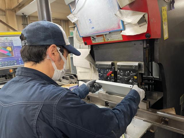 工場内の冷暖房はしっかり完備。台車や専用機械を使うので体への負担が少なく作業が行えます。