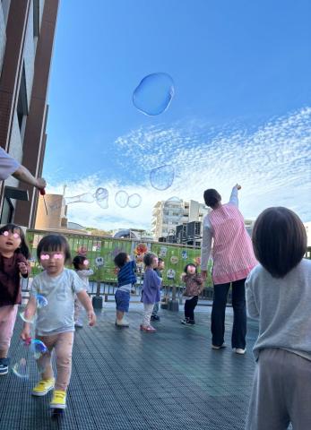 園にいる時は、あなたが子どもたちの“お母さん”。常に優しい笑顔で接して下さいね♪