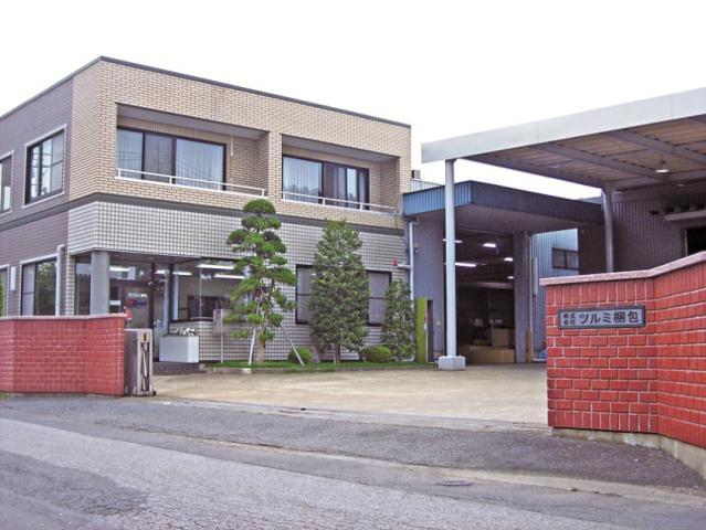 輸出用製品の梱包を主軸に33年。
60名の社員が活躍中の『ツルミ梱包』です。