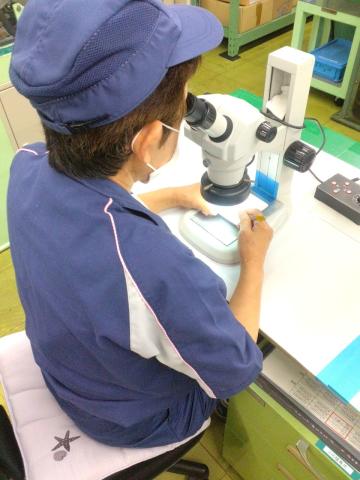 画像は顕微鏡を用いて合否判断する検査。
土日祝休みで残業ほぼなし。プライベートの時間もしっかり確保できますよ♪