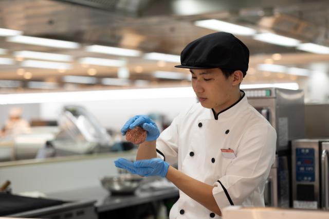 勤務時は食事代半額! 美味しいメニューをお得に味わえるとスタッフにも好評です♪