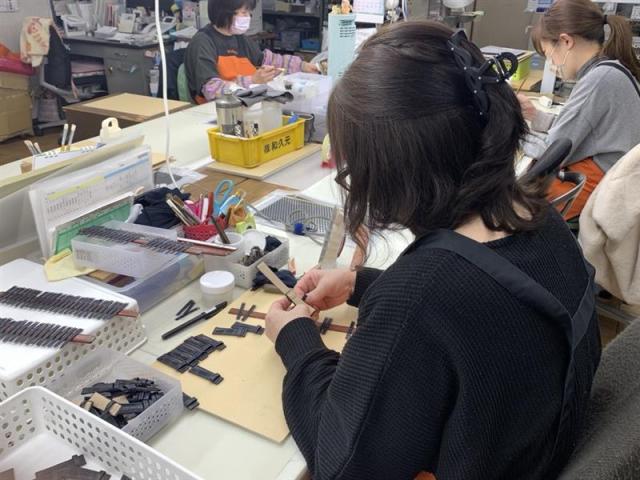 職場は冷暖房完備で快適。清潔で落ち着いた雰囲気の中、作業に集中できます。面接時には職場見学可能です。