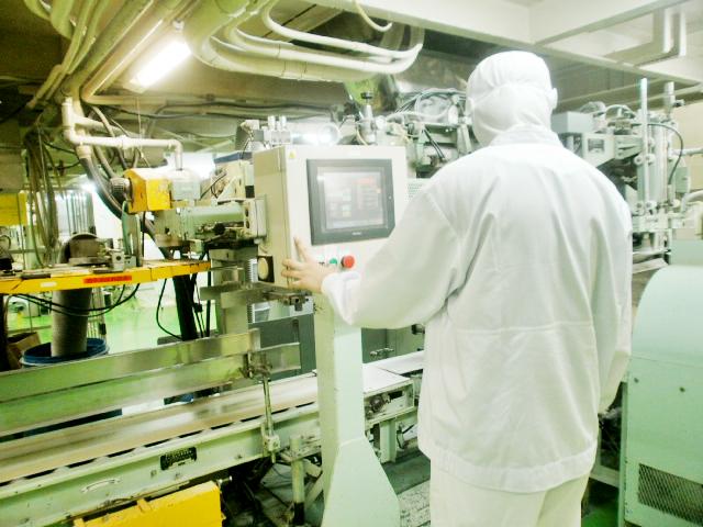 ≪製造≫契約社員でも年2回のボーナスあり！未経験OK！30〜50代の［1］男性活躍中［2］女性活躍中［1］砂糖製品の包装作業
［2］砂糖製品の箱詰・袋詰・検品作業