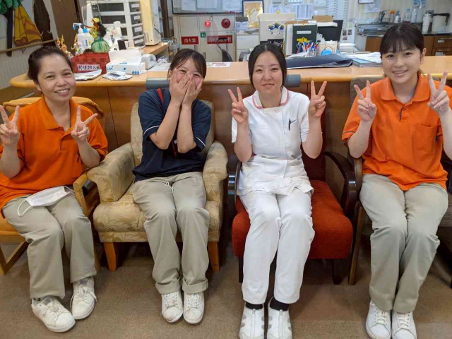 充実した福利厚生で安定して働けます。スキルアップもできる環境で介護のエキスパートも目指せます。幅広い年齢の男女スタッフがしっかりサポートいたします♪