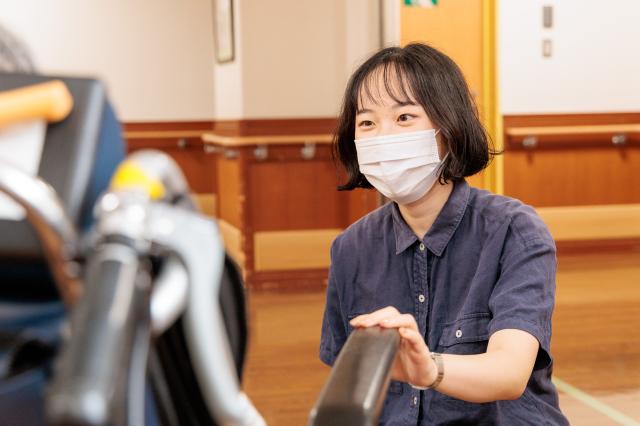 様々な専門職が協力して働く当施設。医療の観点から学べることも多く質の高い介護スキルが身につきます。