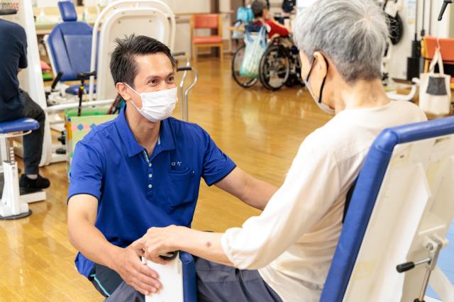 カラフルな制服を2着選べるので、日勤は活動的な赤、夜勤は落ち着いた青など、働きながら気分転換できる♪