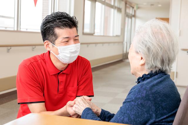 様々な専門職が協力して働く当施設。医療の観点から学べることも多く質の高い介護スキルが身につきます。