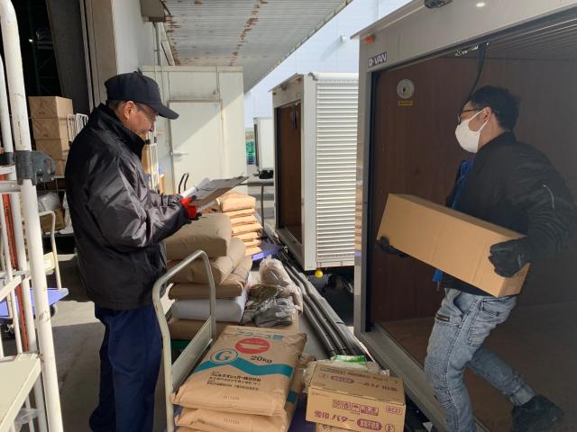 積み込み作業は1台ごとにチーム全員で行うスタイル。注文の多い繁忙期もみんなで乗り切ります！