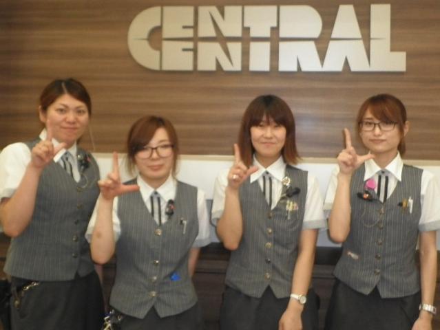 お客様に楽しい時間を過ごしていただくためには―
仲間とのチームワークが肝心です!