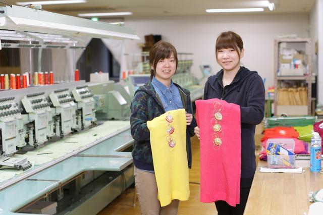 ミシン刺繍業務は現在2名の女性が担当。未経験でも機械操作に興味がある方なら、男女ともに大歓迎です!