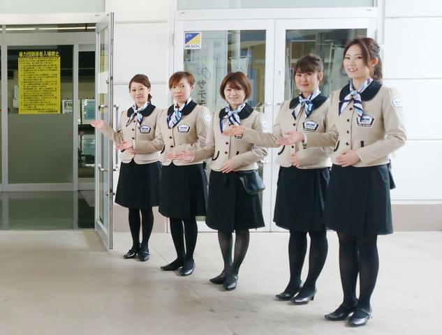 他会場のスタッフからもかわいい制服がひそかに人気♪お客様に笑顔と安心を一緒にお届けしましょう!