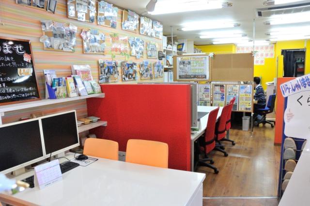 お客様は、20代後半〜30代後半の若い世代が中心!店内は、明るくカジュアルな雰囲気ですよ♪