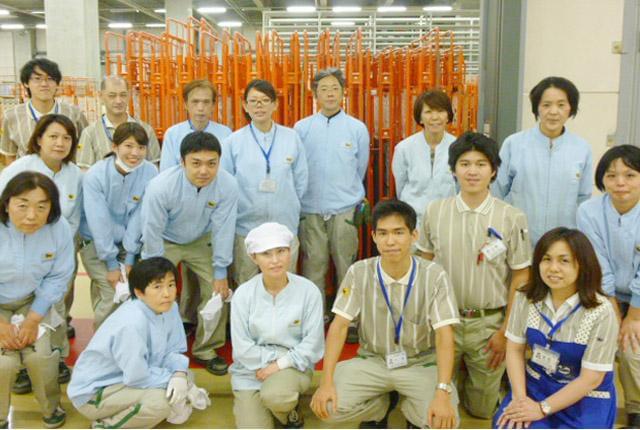 幅広い世代の男女スタッフが活躍中。女性に人気の商品を扱う仕事ですが、性別は不問です。