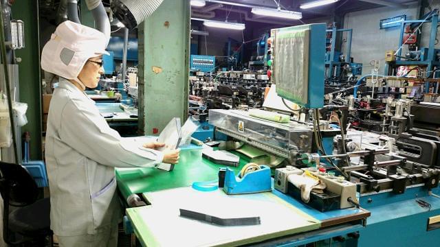 空調完備の快適な職場環境が嬉しい♪土・日・祝日は完全休み！無理のない勤務体系で家庭との両立も可能◎プラスチック袋の検品・結束・箱詰めを行う軽作業スタッフ