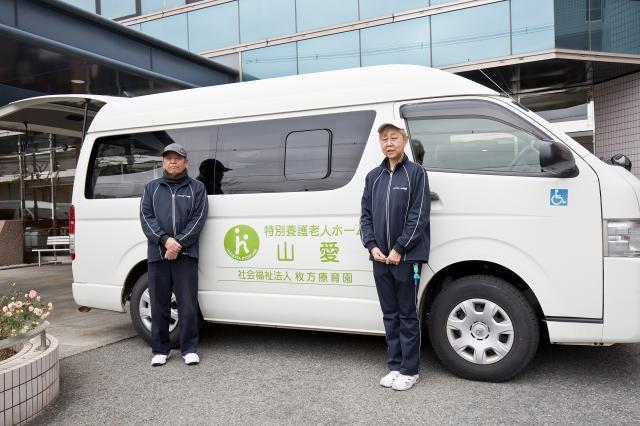 総合福祉施設の高齢者や障がい者の送迎業務です