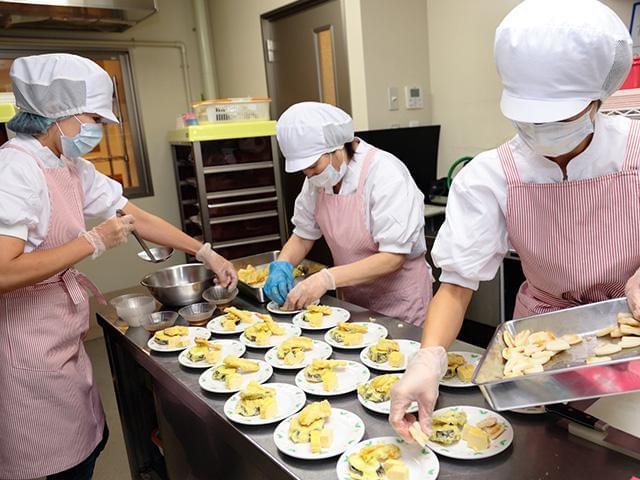本社で調理済みの食材を盛り付けて頂きます♪
研修期間有、幅広い年代の方が活躍中!
