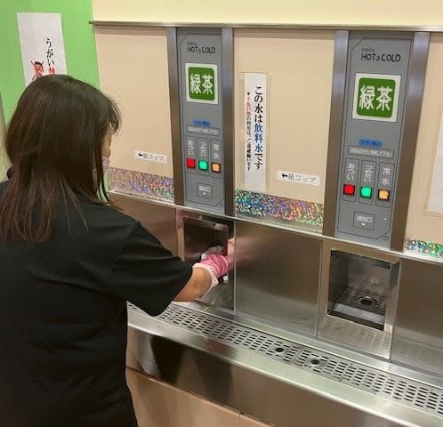 女性活躍中！未経験歓迎◎公共施設で無理なく働ける！案内係＆給茶機補充スタッフ　職場見学を行っています［1］公共施設の案内スタッフ
［2］公共施設の給茶機のお手入れスタッフ