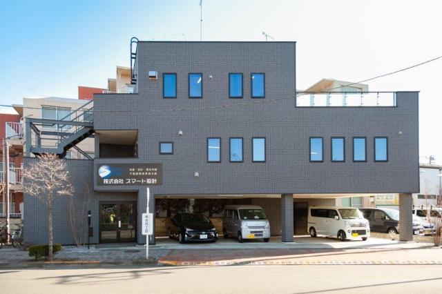 【会社紹介】
測量・開発申請・設計を一貫対応する地域密着の専門企業