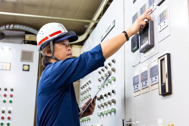 ※画像は焼却設備の監視工場スタッフ（中和処理、焼却処理）の様子です。