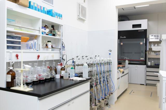 フラスコにスポイト、懐かしい器具が並ぶこの場所は中和処理業務のひとつ、受入れ検査を行う場所です。