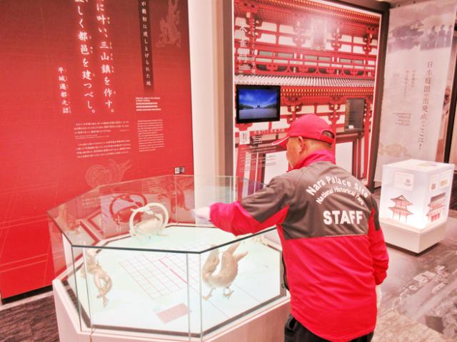 幅広い年齢層の男女スタッフが活躍中！奈良時代にタイムスリップした気分で、歴史を楽しみながら働けます。