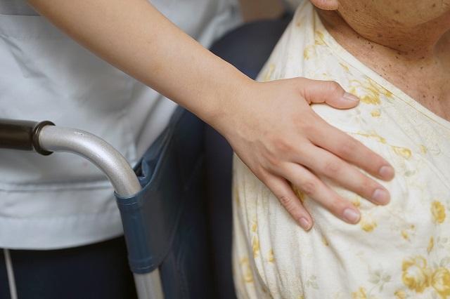 院内託児所（保育士6名体制）が完備しています。子育てとの両立もムリしないで大丈夫！安心して介護に取り組めますよ。