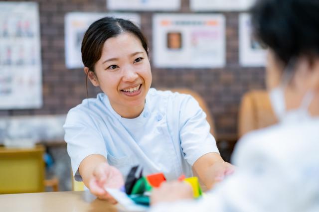 院内託児所（保育士6名体制）が完備しています。子育てとの両立もムリしないで大丈夫！安心して介護に取り組めますよ。