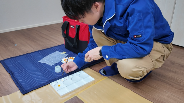 100万円級の“一生モノの技術”を、働きながら身につける 全国トップクラスの職人集団で、技術を磨く床や家具のリペア（補修）スタッフ