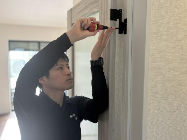 ◆WEB面接OK◆直行直帰OK◆休日の自由度高め◆業界最大手の上場グループ企業◆住まいのアフターフォロー（新築住宅の簡単チェック）
住宅にお住まいの方のお困りごとのお手伝い♪
- 住み心地についてのヒアリング！
- 未経験から始められ、しっかりとした研修制度、フォロー体制あり！
- 項目に沿ってドアや窓の開閉チェック！
- ドローンでの屋根点検をすることも♪