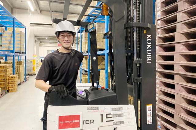 小回りのきくリーチフォークリフト（立って乗るタイプ）を使用します！