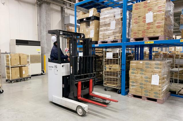 フォークリフトでの商品の棚入れ、商品パレットの上下移動がメインワーク☆