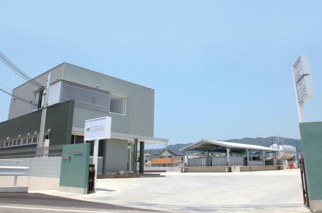 和歌山バス「水道橋」停近くにある会社。
活気いっぱい、20代〜40代の男性スタッフが活躍中!