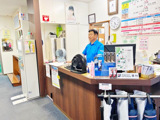 夕方からのフロントワーク♪ゴルフ知識不要！40代・50代の女性が活躍中！！ゴルフ練習場のフロントスタッフ