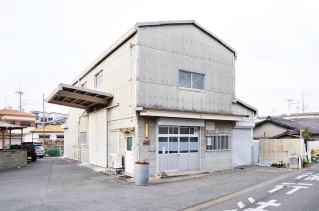 近鉄南大阪線「高鷲」駅から徒歩10分とアクセスしやすい勤務地へは、車通勤もOKです！