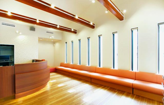 勤務先はJR「松井山手」駅から徒歩10分。
車・バイク通勤OK！駐車場もあります◎