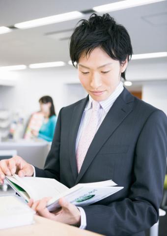 職場では若手の男性スタッフが活躍中。
老舗の製薬会社で腰を据えるチャンスです!