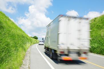 ドライバー不足が懸念されている今【だからこそ】しっかり稼げるんです!