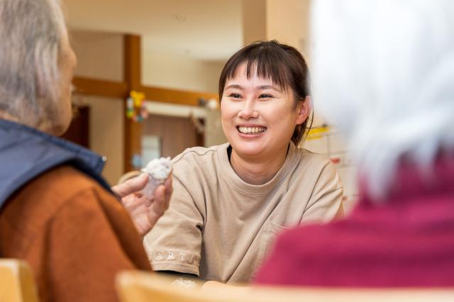 「ありがとう」が嬉しい少人数ケア。家庭都合のシフト調整もOK！資格取得支援など福利厚生も充実しています！