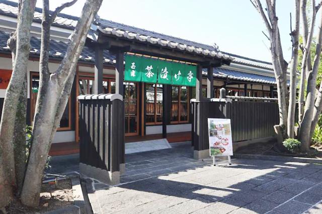 親しみやすさと高級感の調和のとれた落ち着いた雰囲気の店構え。