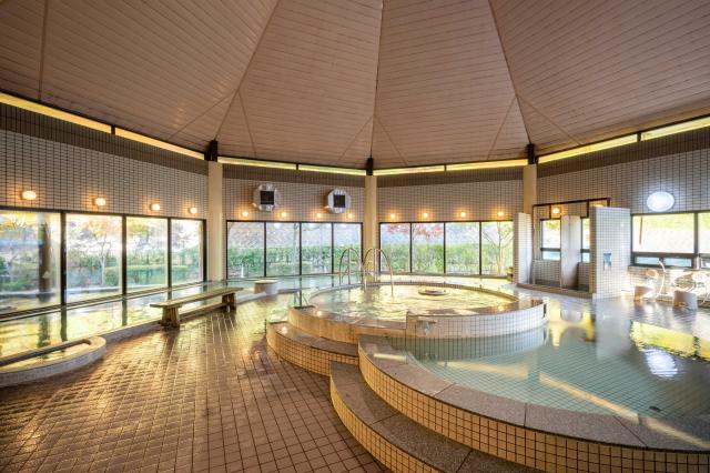 《秋田県湯沢市》◆秋田県から指定管理を受けて運営する温泉ホテル◆フロント・オフィス業務　◆日勤のみ・夜勤のみ相談可◆